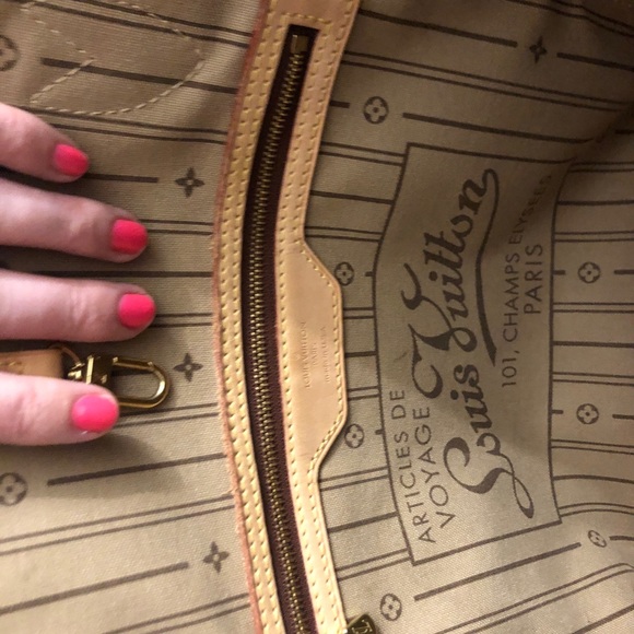 LV medium tote - Picture 4 of 12